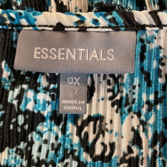 Essentials women’s V-neck blouse size 0X - Picture 5 of 8